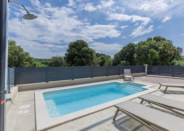 Karlo By Interhome * 풀라