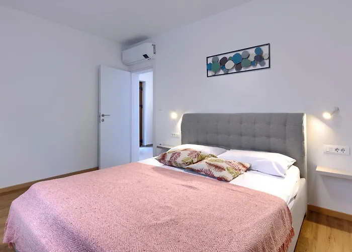 Karlo By Interhome * 풀라