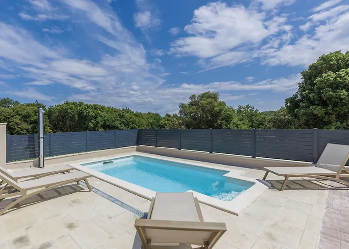 Karlo By Interhome * 풀라